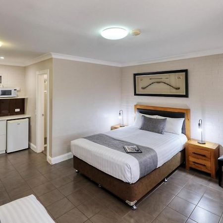 דובו Country Leisure Motor Inn מראה חיצוני תמונה
