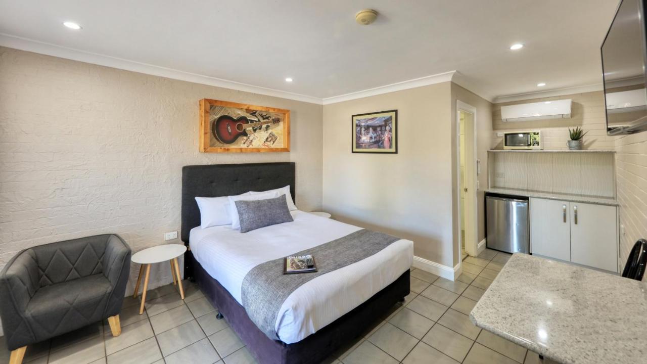 דובו Country Leisure Motor Inn מראה חיצוני תמונה