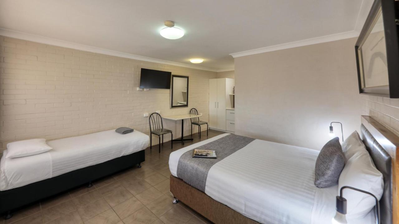 דובו Country Leisure Motor Inn מראה חיצוני תמונה