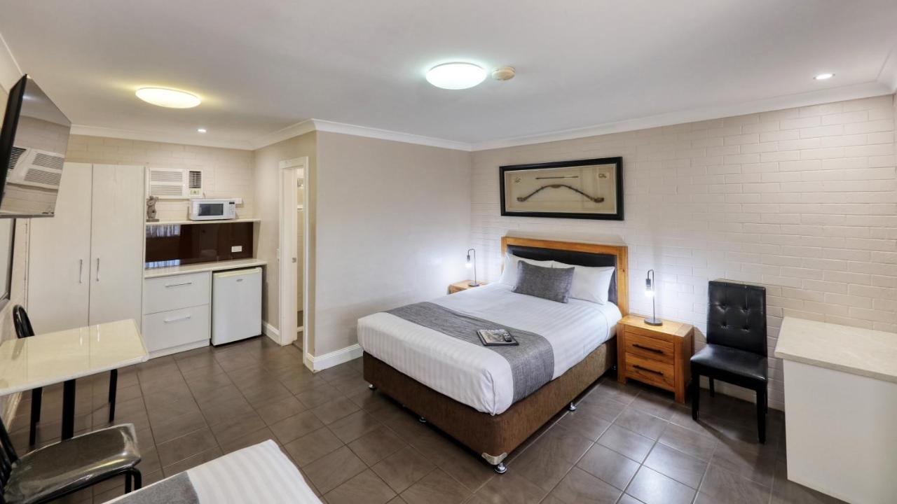 דובו Country Leisure Motor Inn מראה חיצוני תמונה