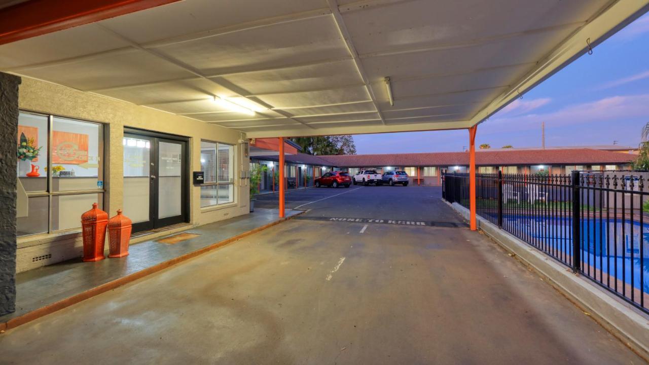 דובו Country Leisure Motor Inn מראה חיצוני תמונה