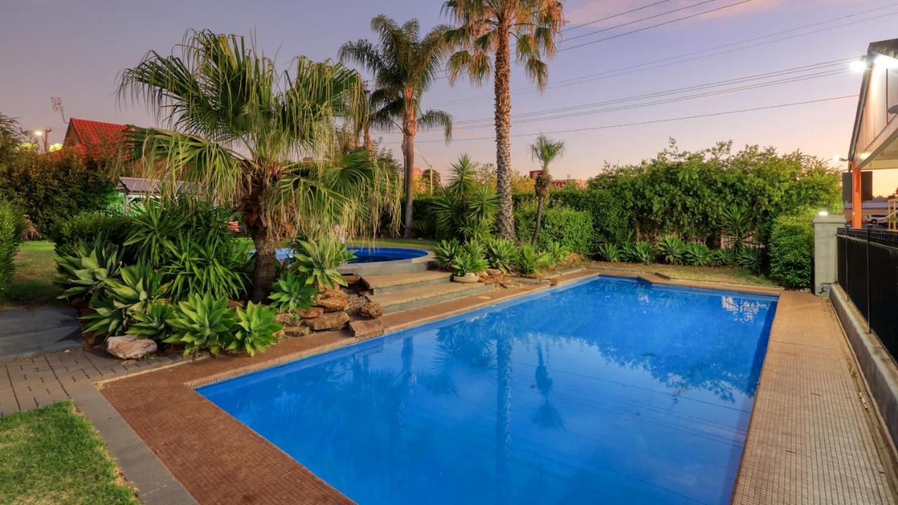 דובו Country Leisure Motor Inn מראה חיצוני תמונה